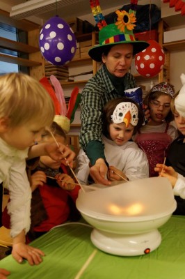 Kinder machen Zuckerwatte